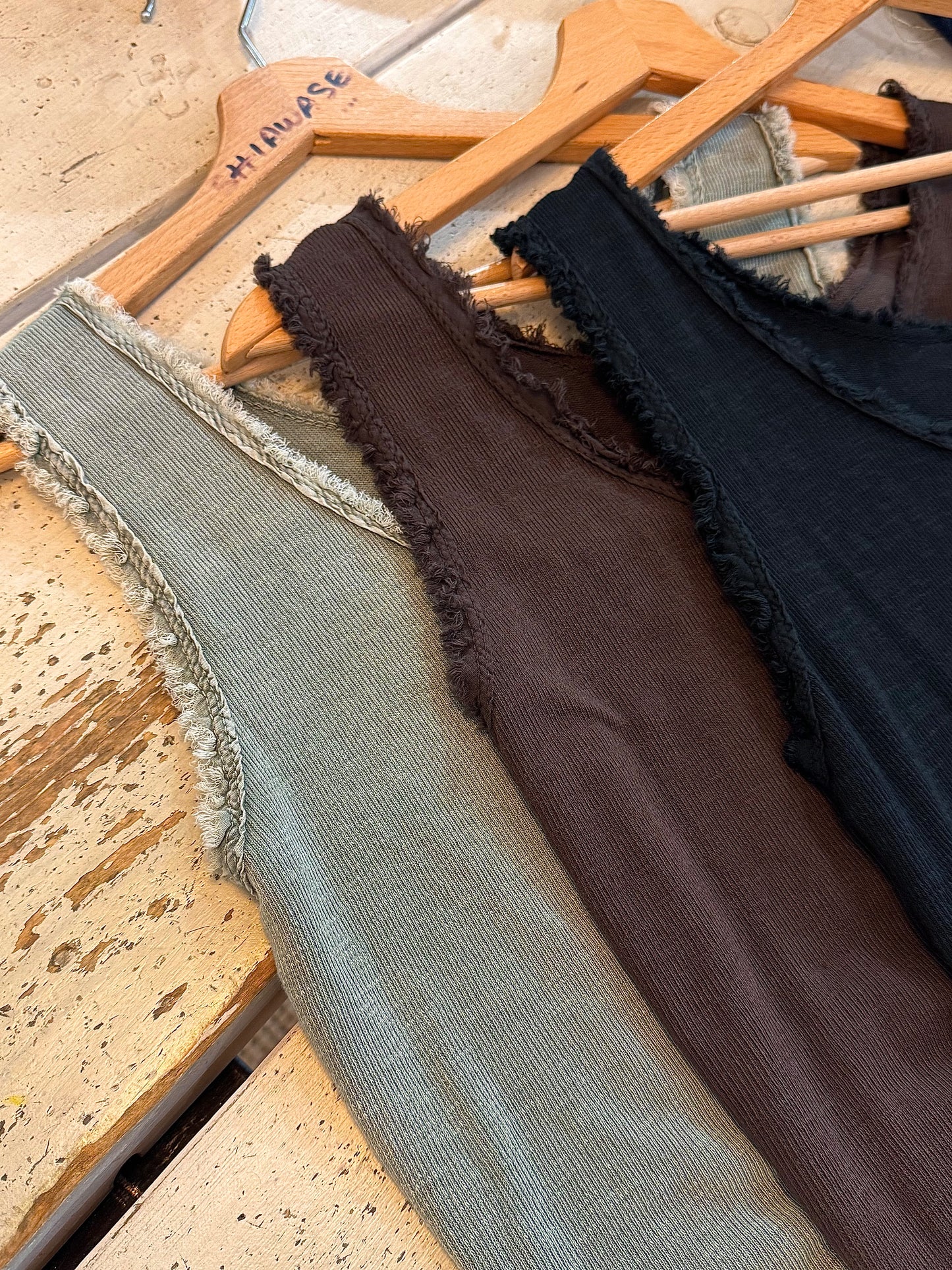 Canottiera sfrangiata